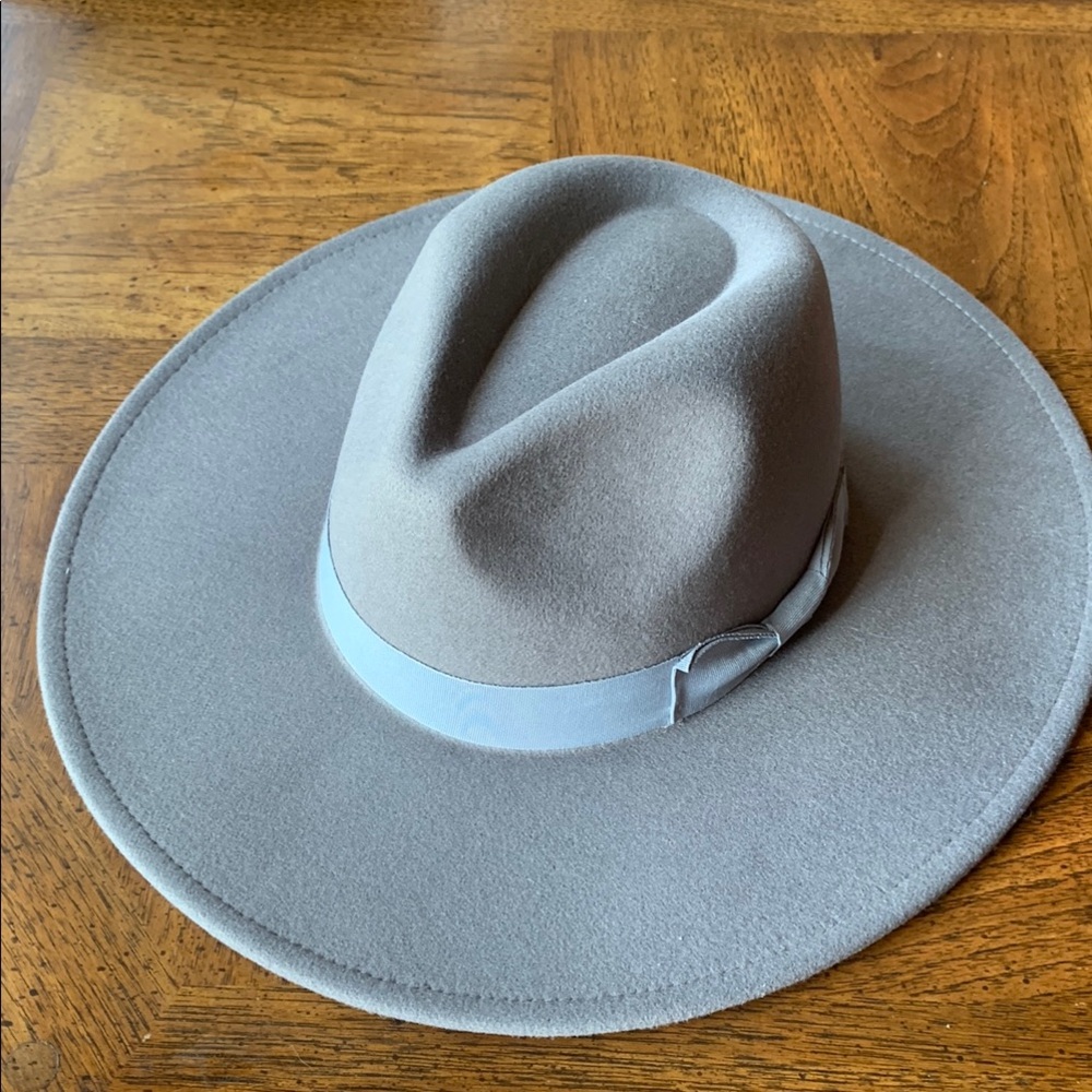 Classic Wide-Brim Felt Fedora Hat in Light Gray